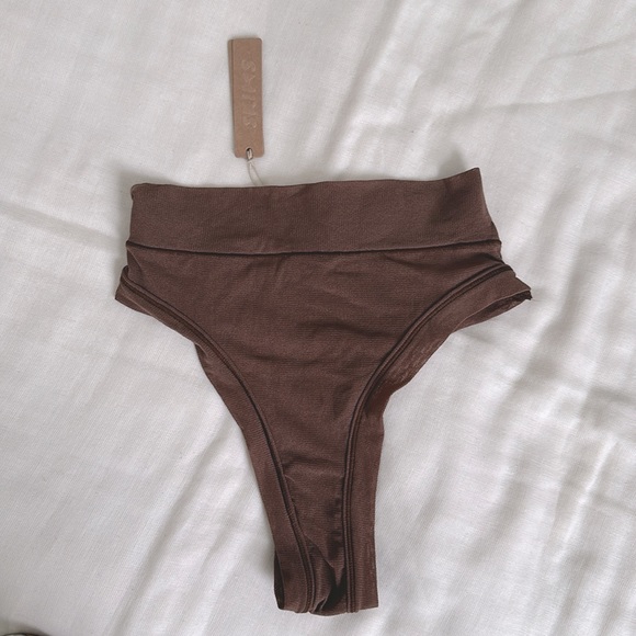 SKIMS Summer Mesh Thong - Picture 4 of 4